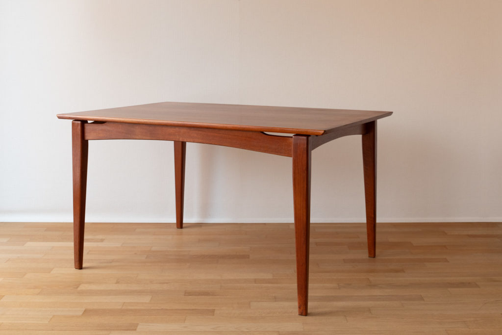 Dining-table in teak